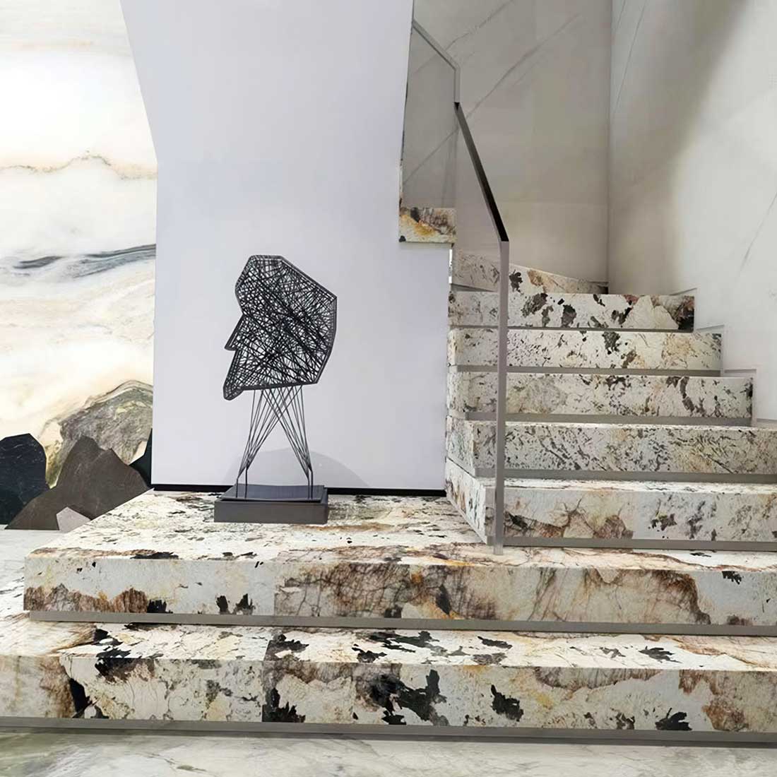 Лестница из натурального кварцита в загородном доме в Подмосковье